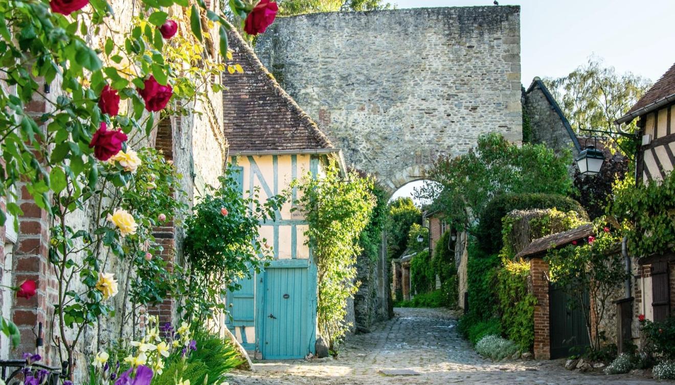 Gerberoy : ruelle pavée fleurie