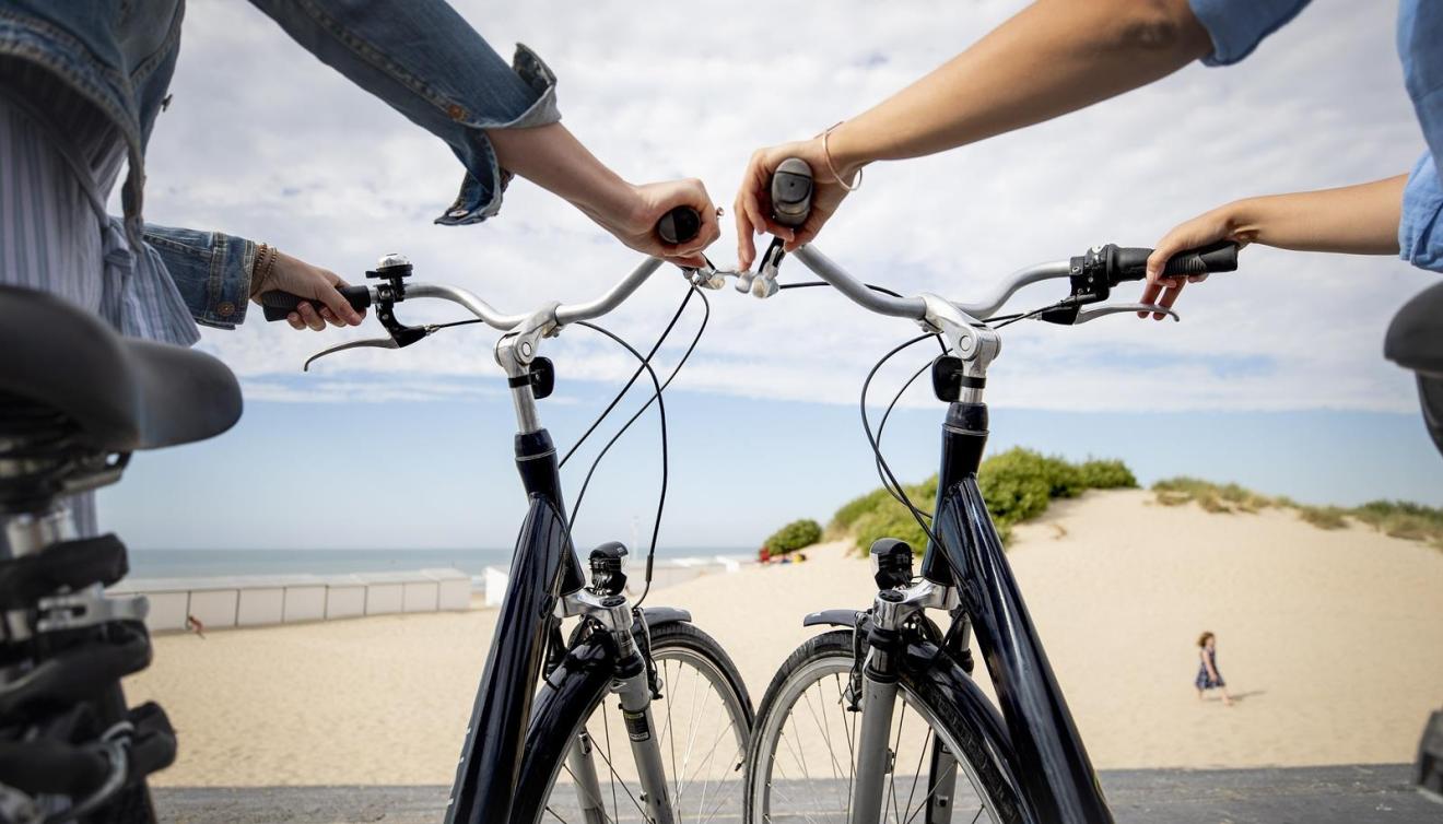 fietsen aan zee