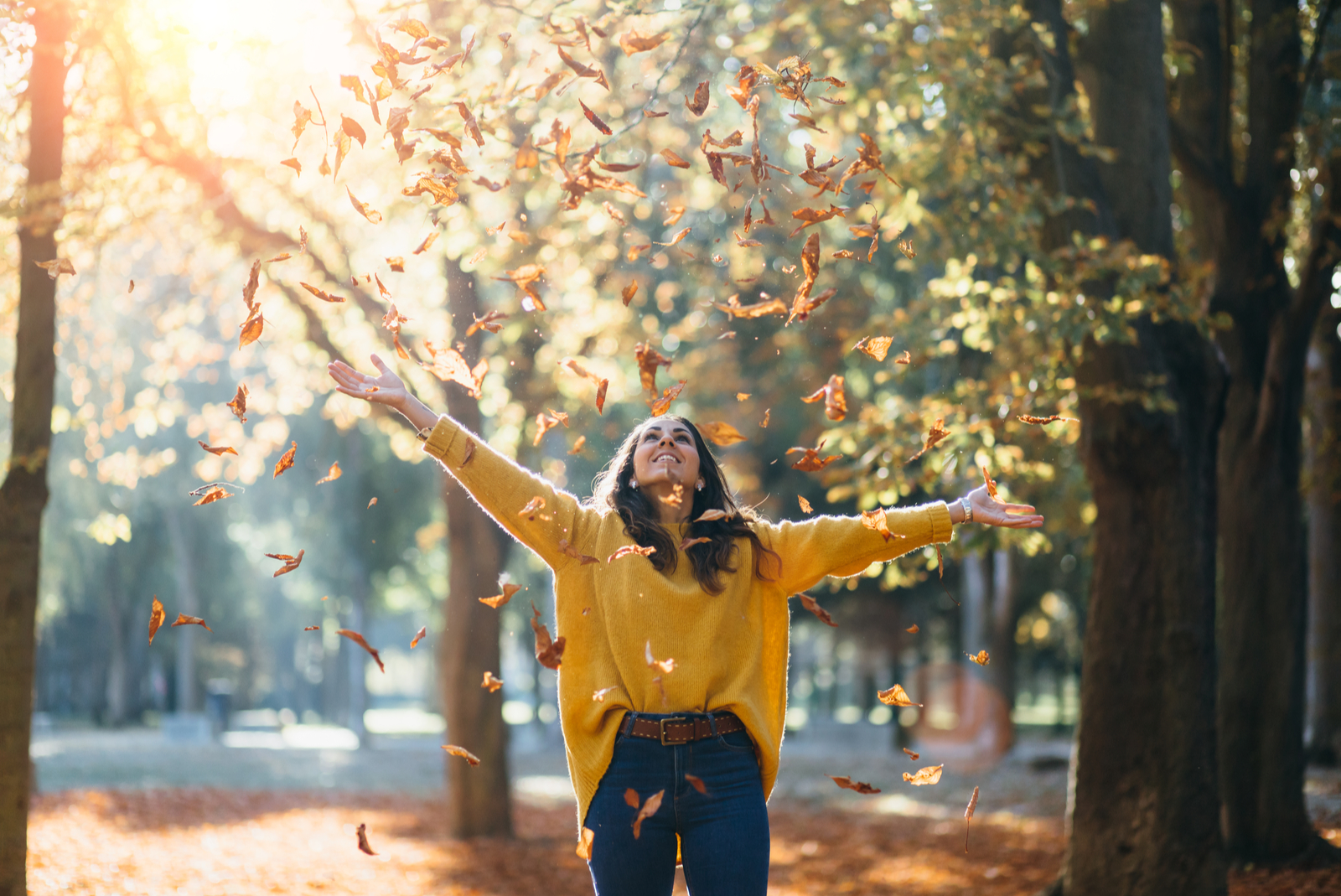 bladeren herfst vrouw