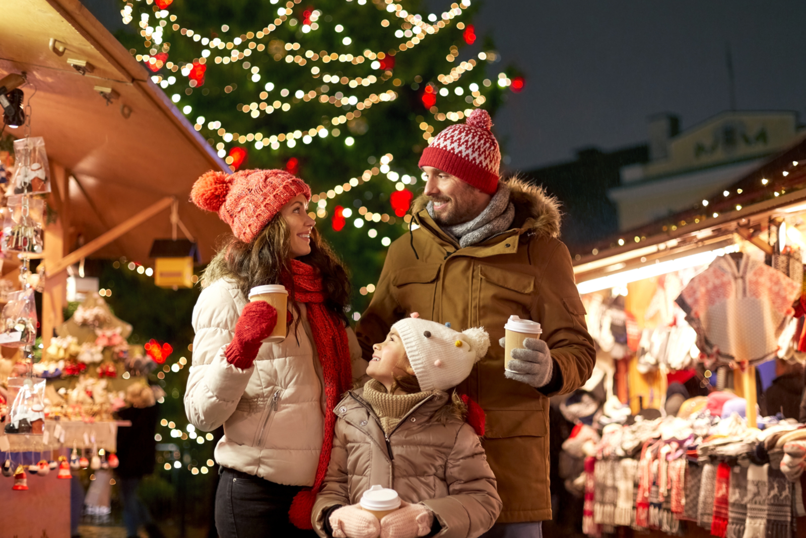 gezin op kerstmarkt