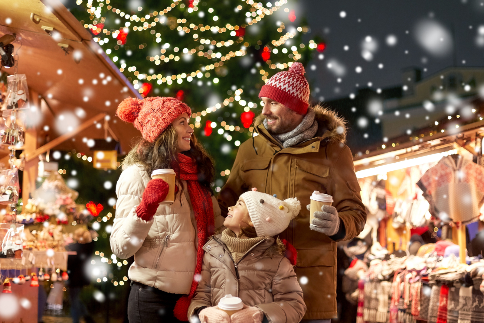 famille marché de noël neige