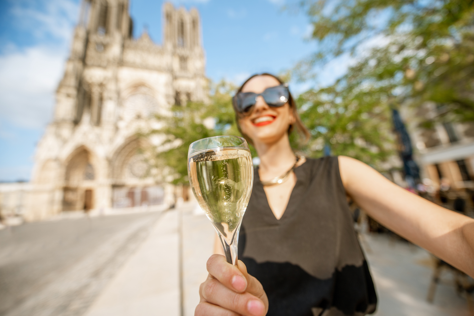 reims femme avec champagne