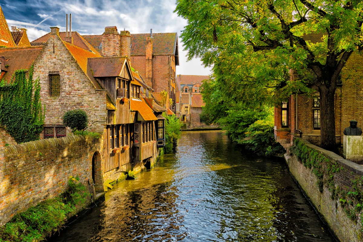 brugge oude huizen langs kanaal