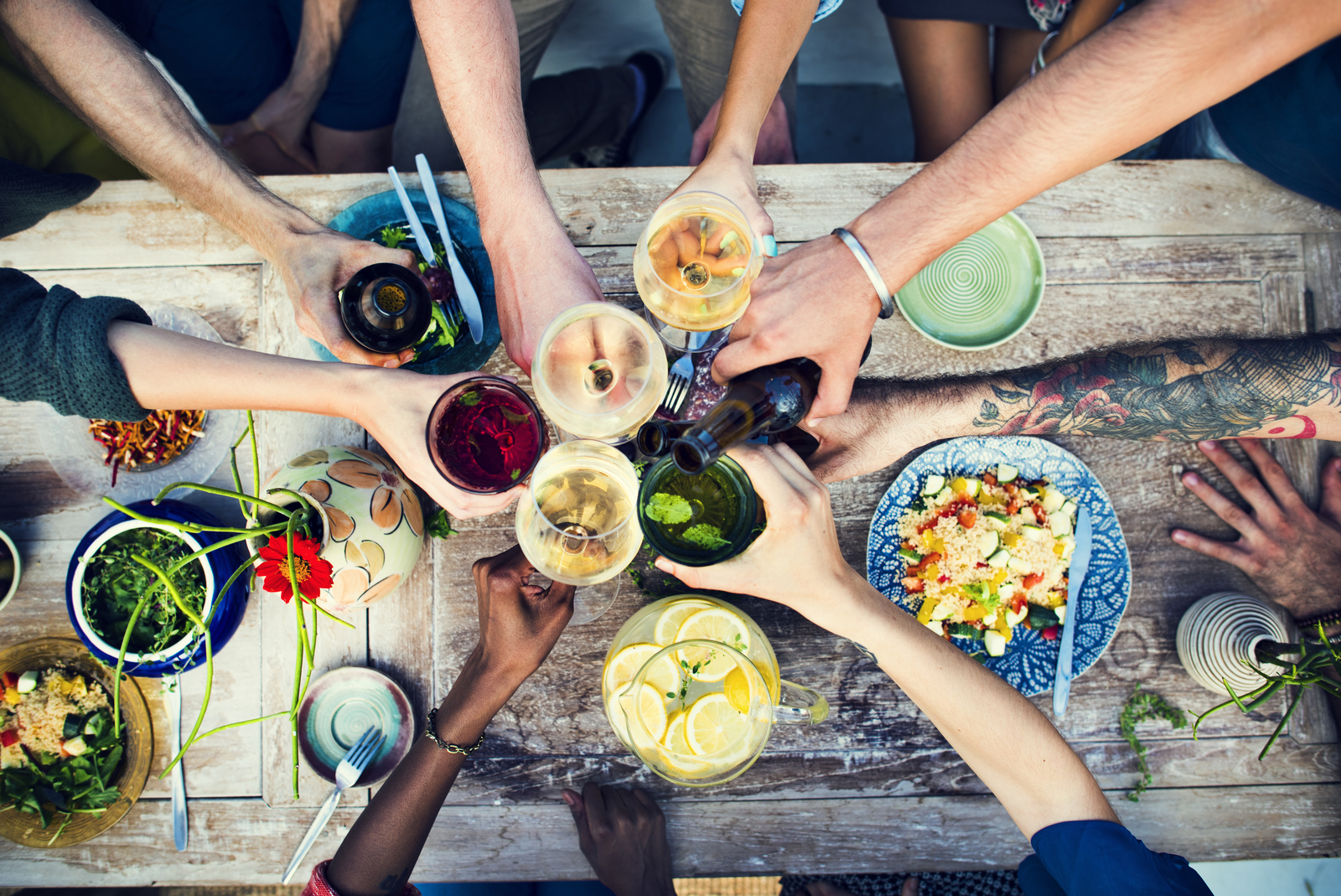 vrienden aan tafel klinken