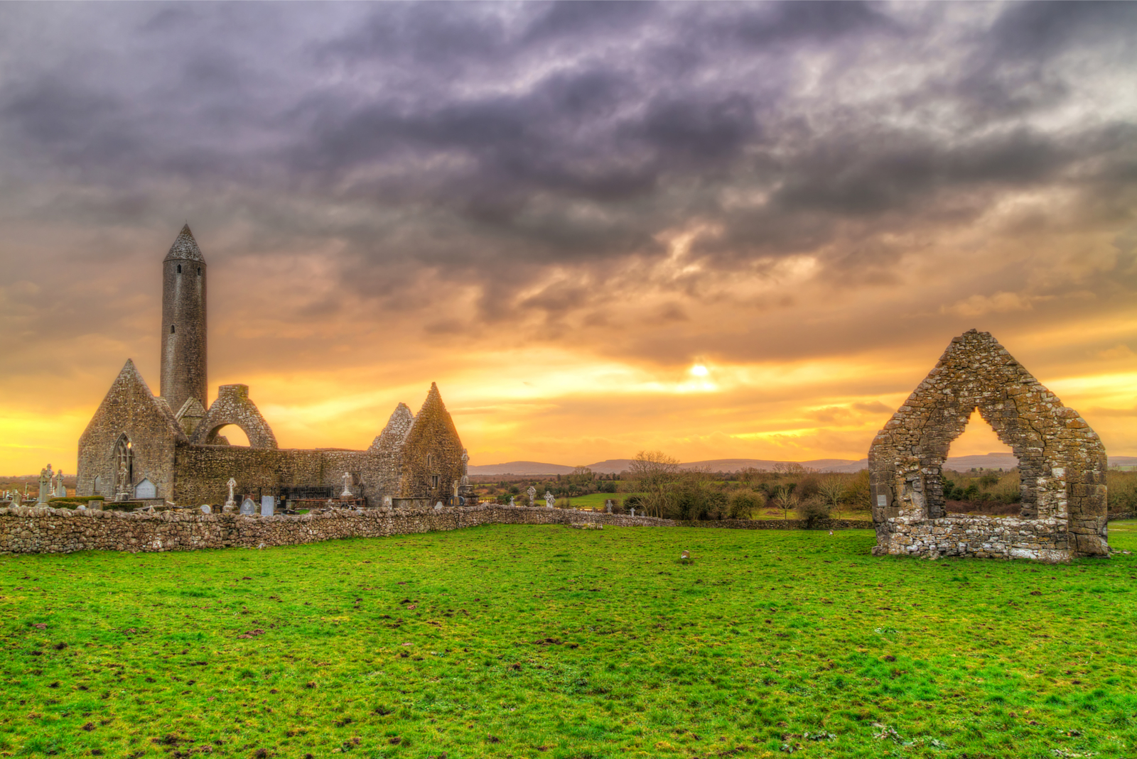 kilmacduagh klooster in ierland