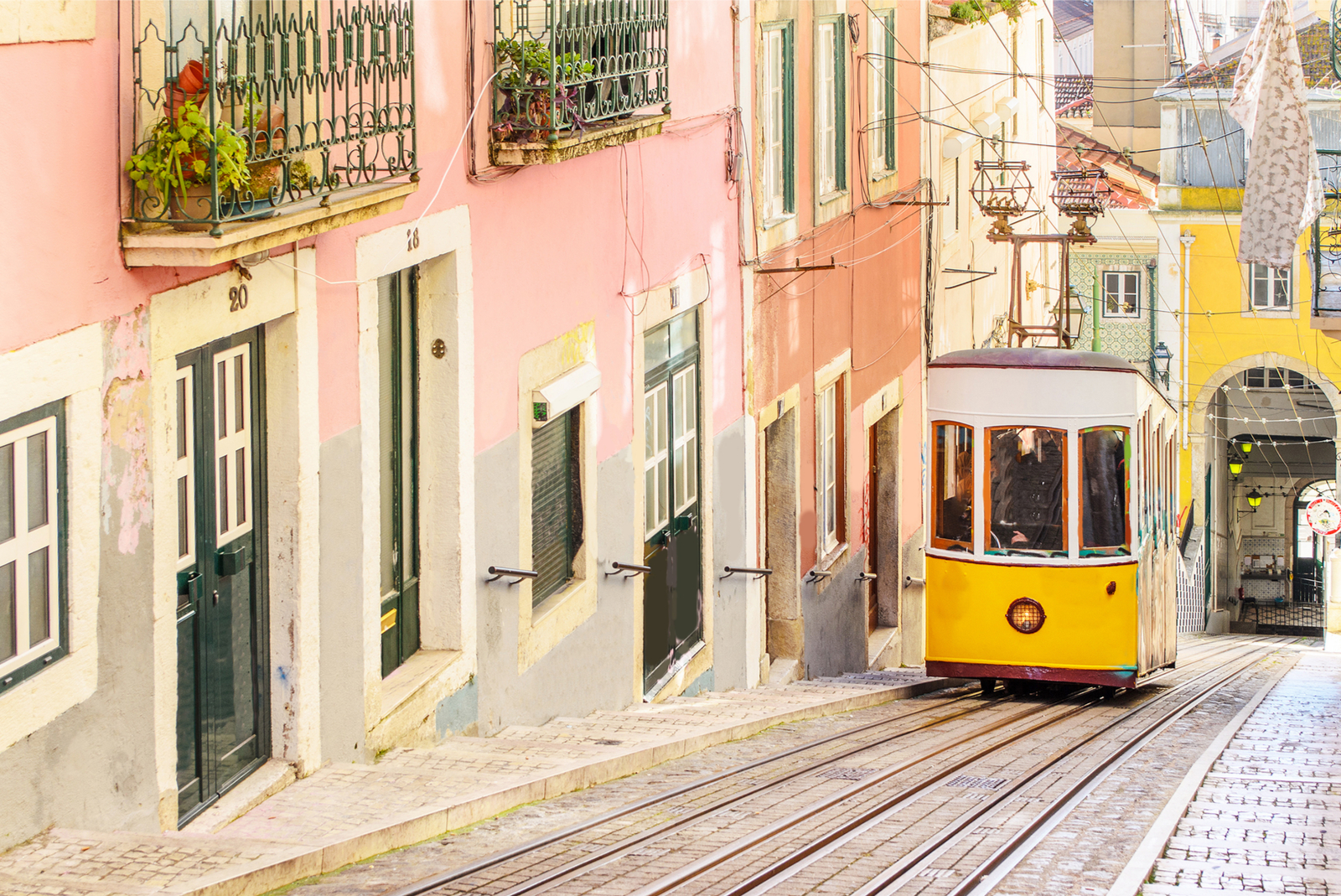 gele tram in lissabon portugal