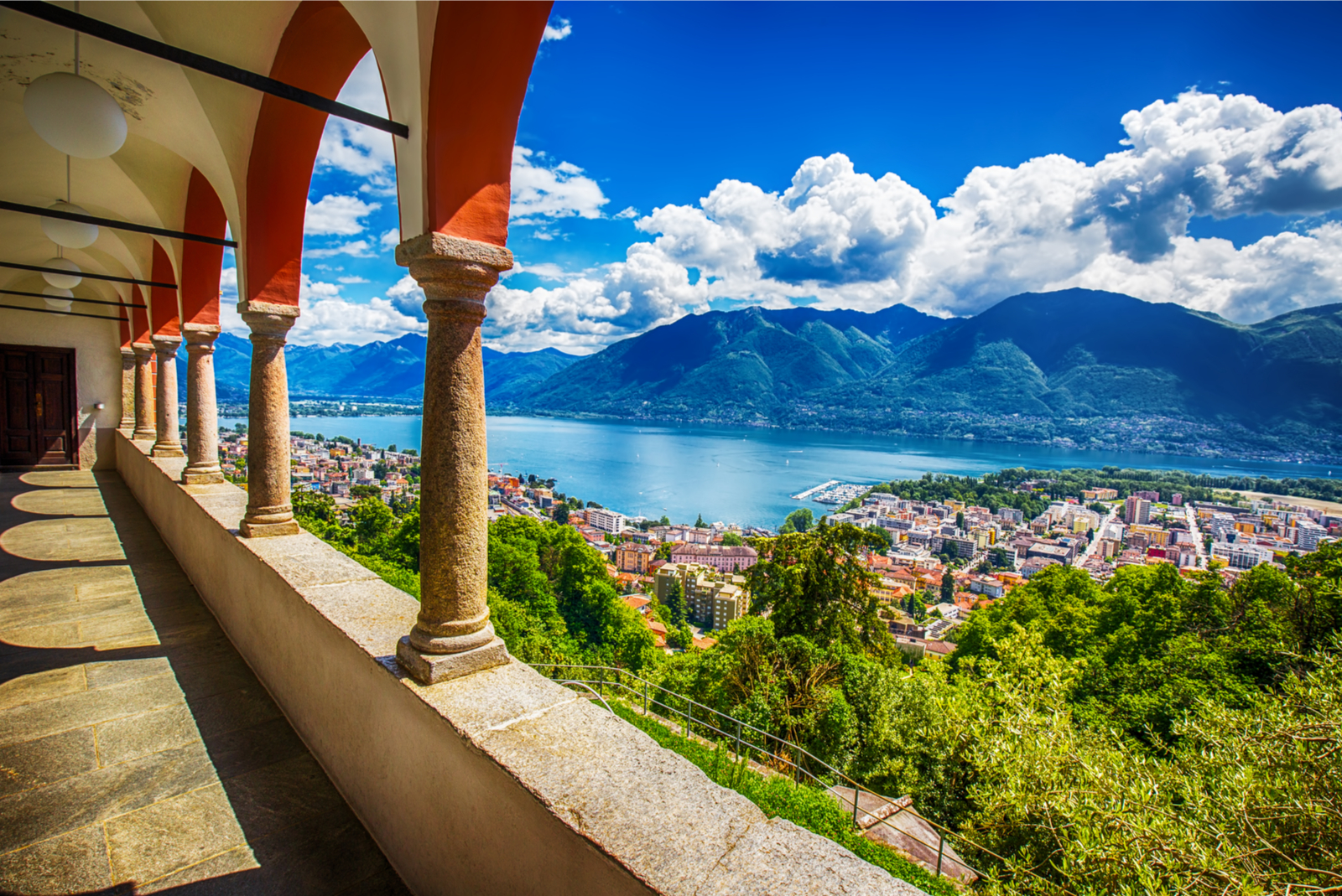 zicht op locarno aan het maggiore meer