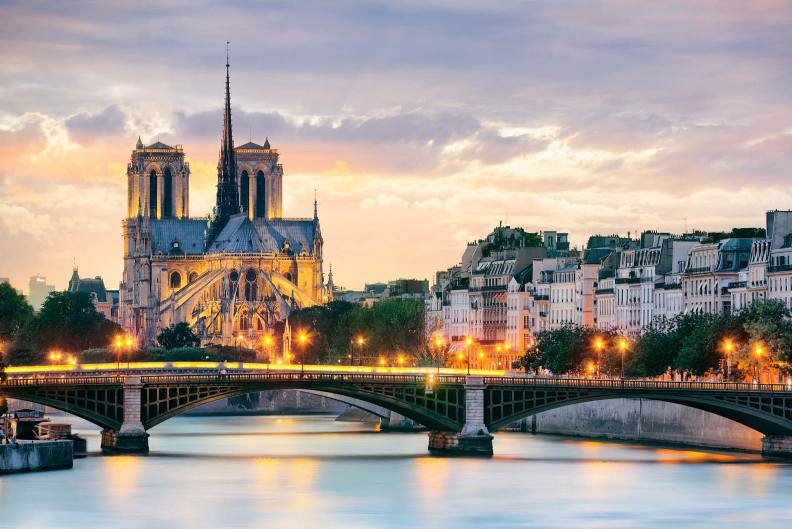 notre dame langs de seine in parijs