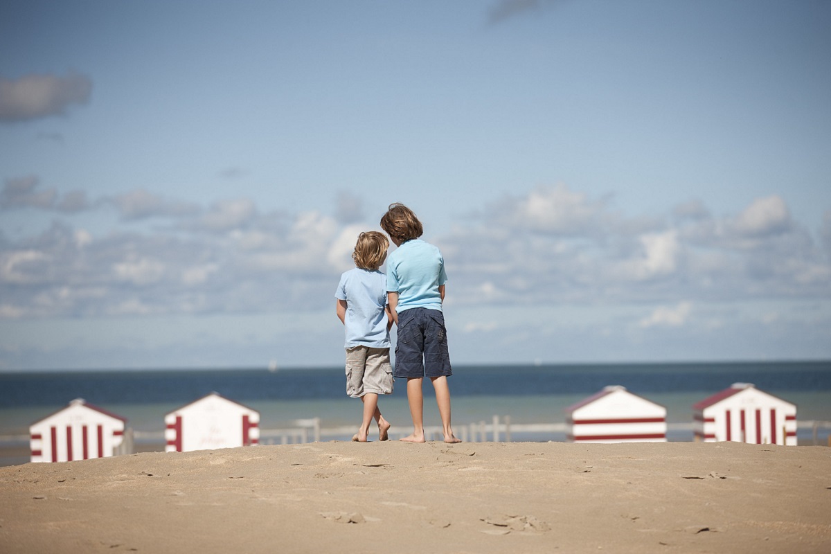 kinderen op het strand in de panne