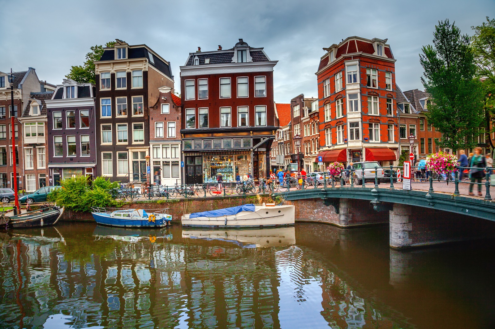huizen aan gracht in amsterdam