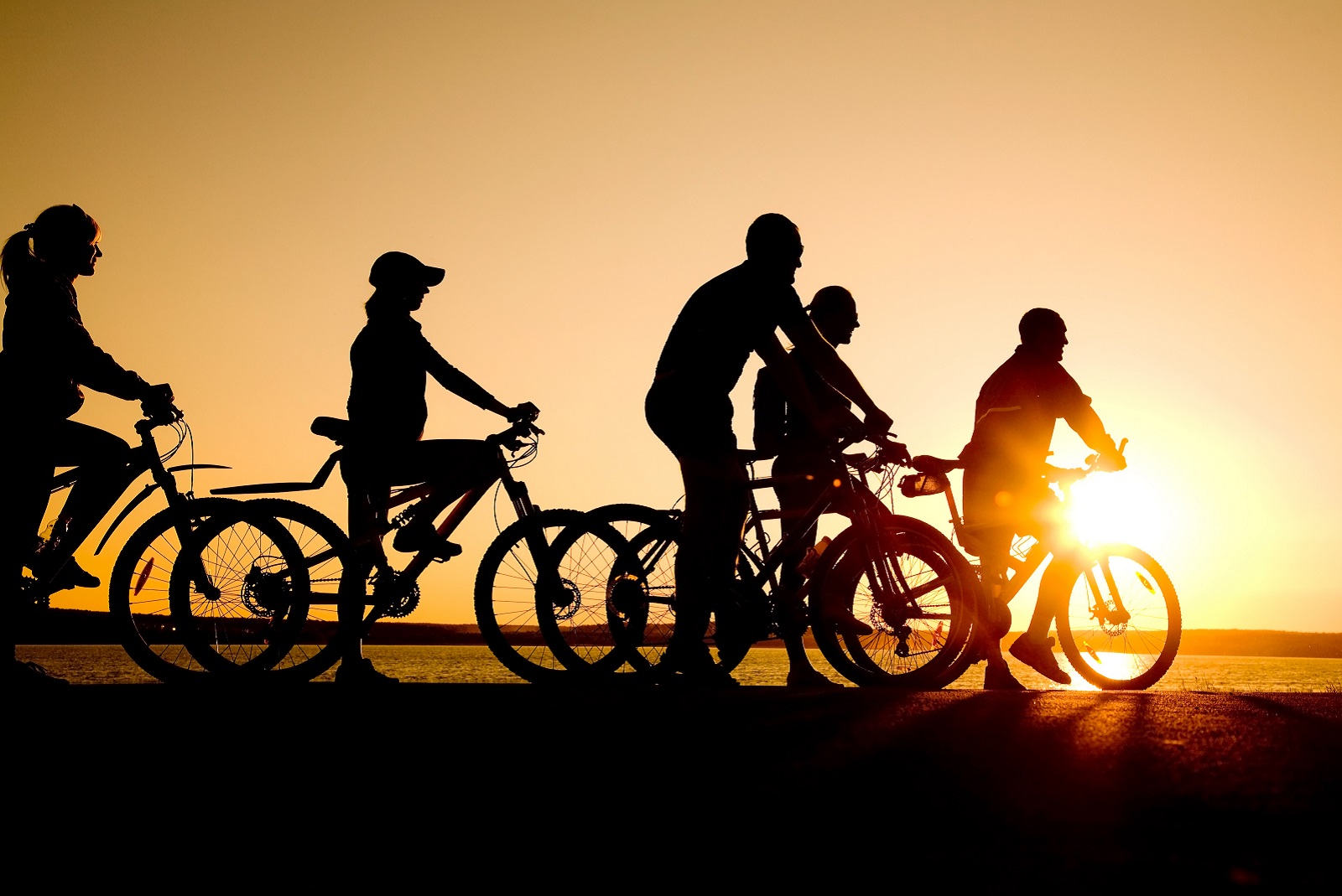 fietsers bij zonsondergang
