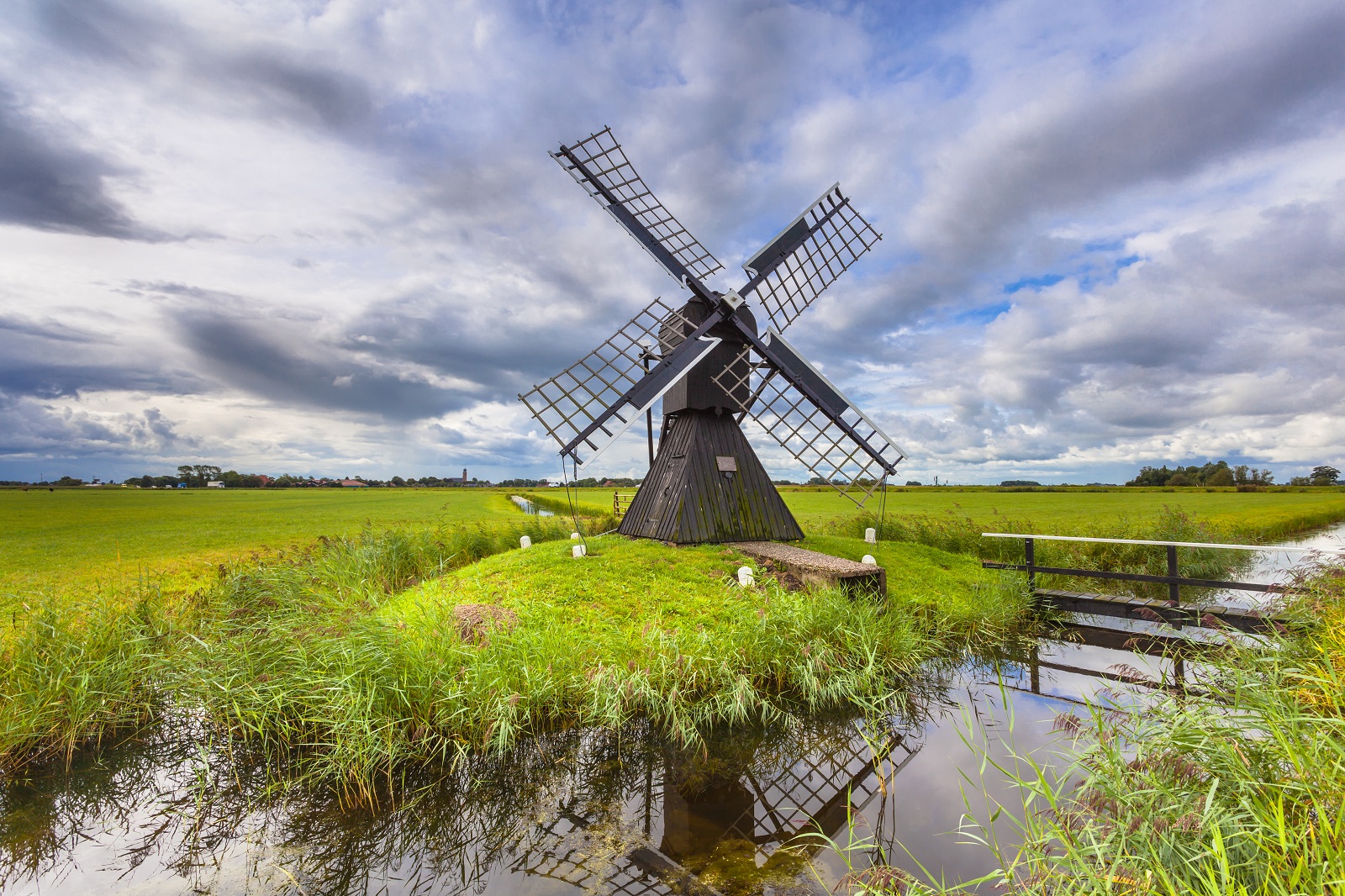 windmolen in friesland nabij leeuwarden