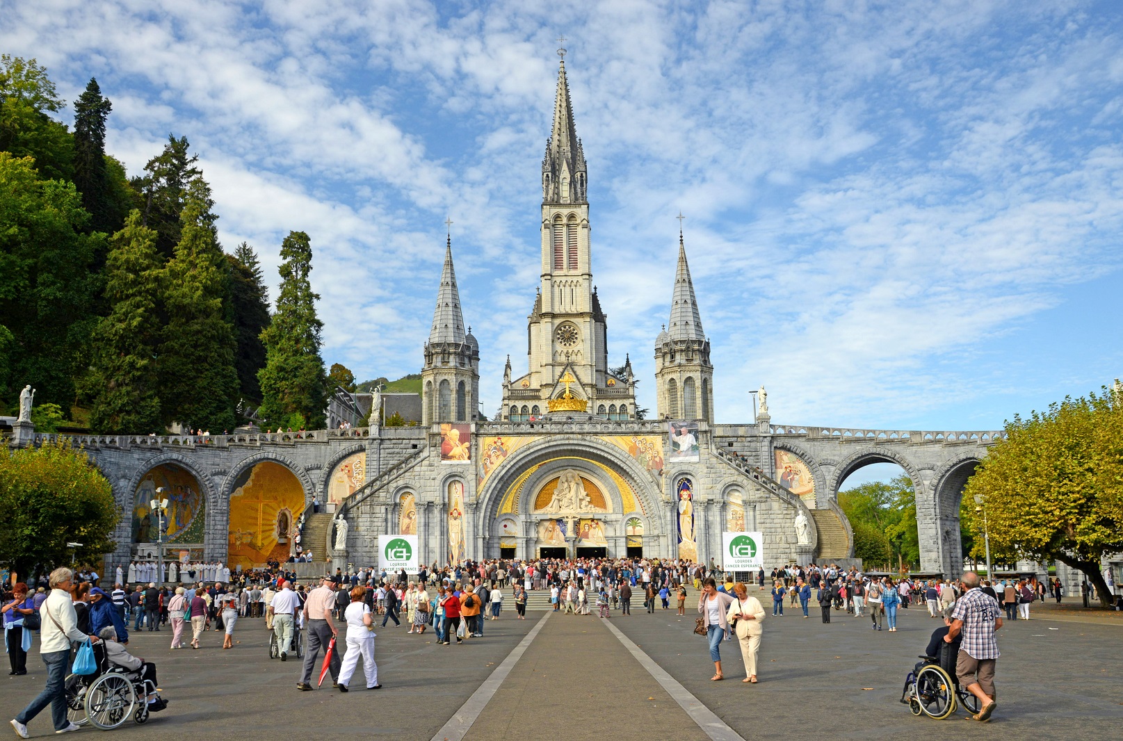 esplanade du Rosaire et basilique du sanctuaire de Lourdes