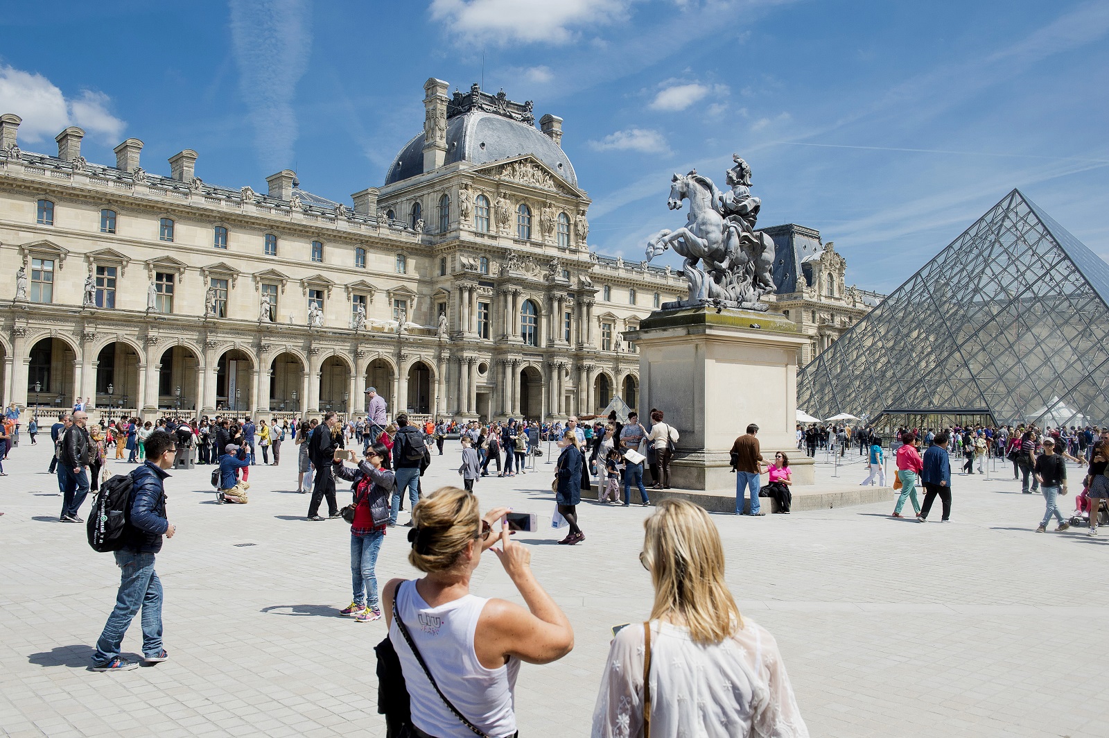 touristes musée du louvre paris