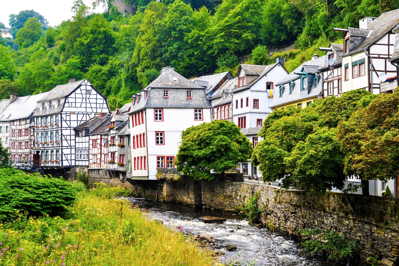 huizen langs de rur rivier in monschau