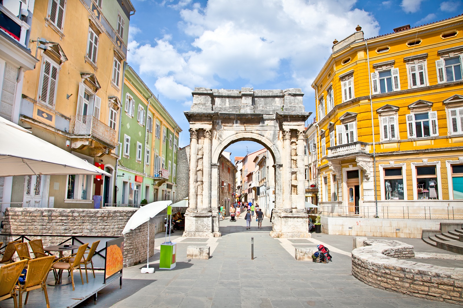 romaanse poort in pula, kroatie