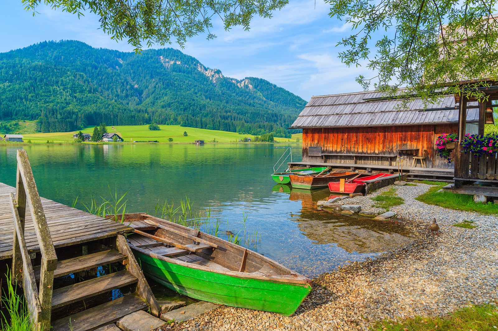 bateau de pêche sur le weissensee en carinthie