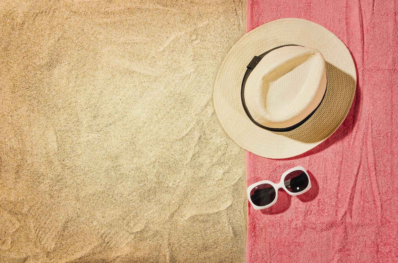 lunettes de soleil et chapeau sur la plage