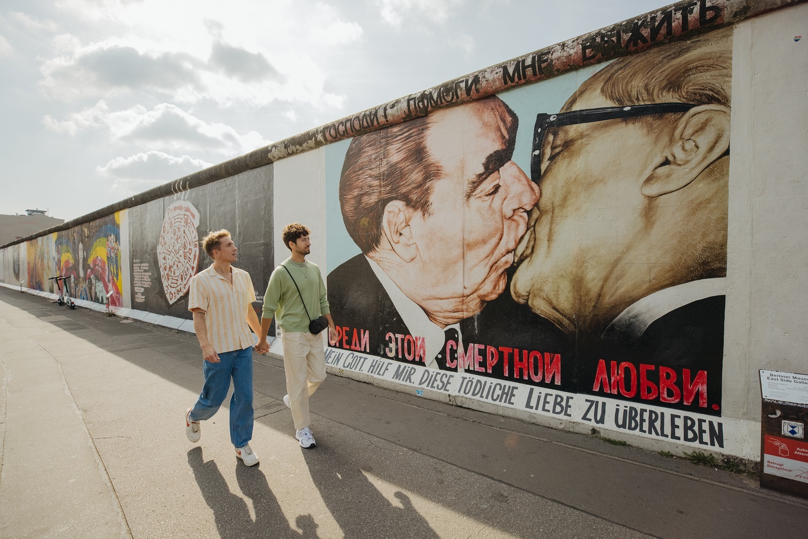 koppel wandelt langs de berlijnse muur