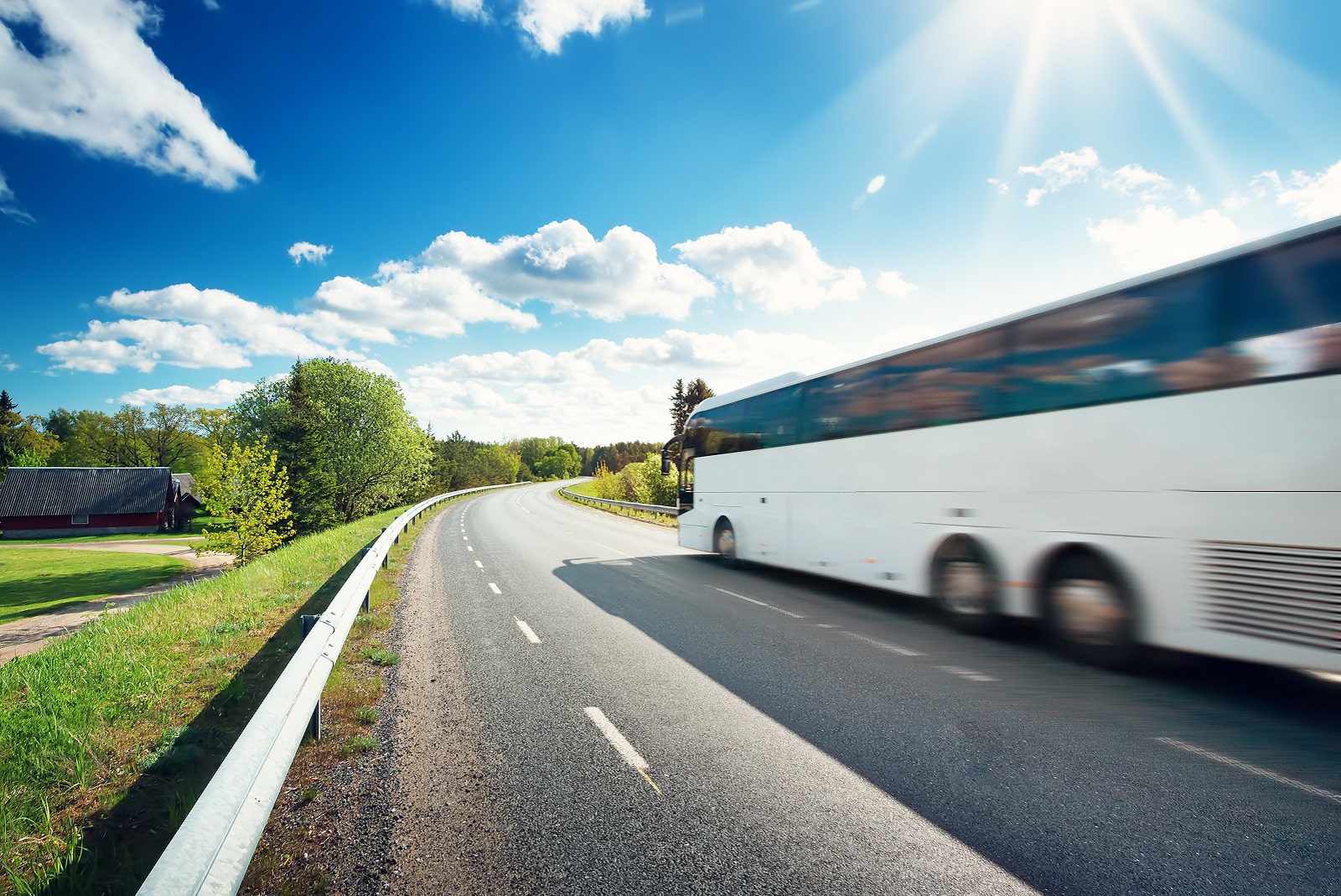 bus op asfaltweg in de zomer