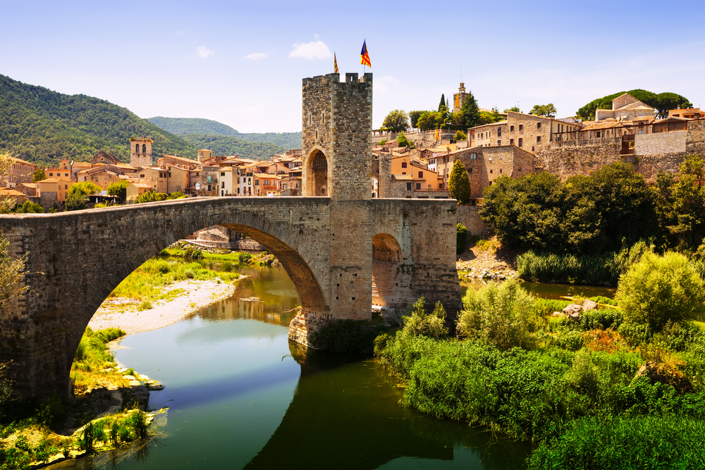 middeleeuwse brug in cefalu, catalonië