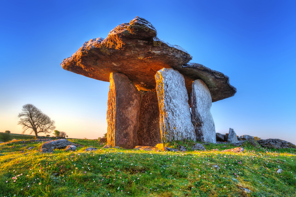 poulnabrone portal tomb in burren, ierland