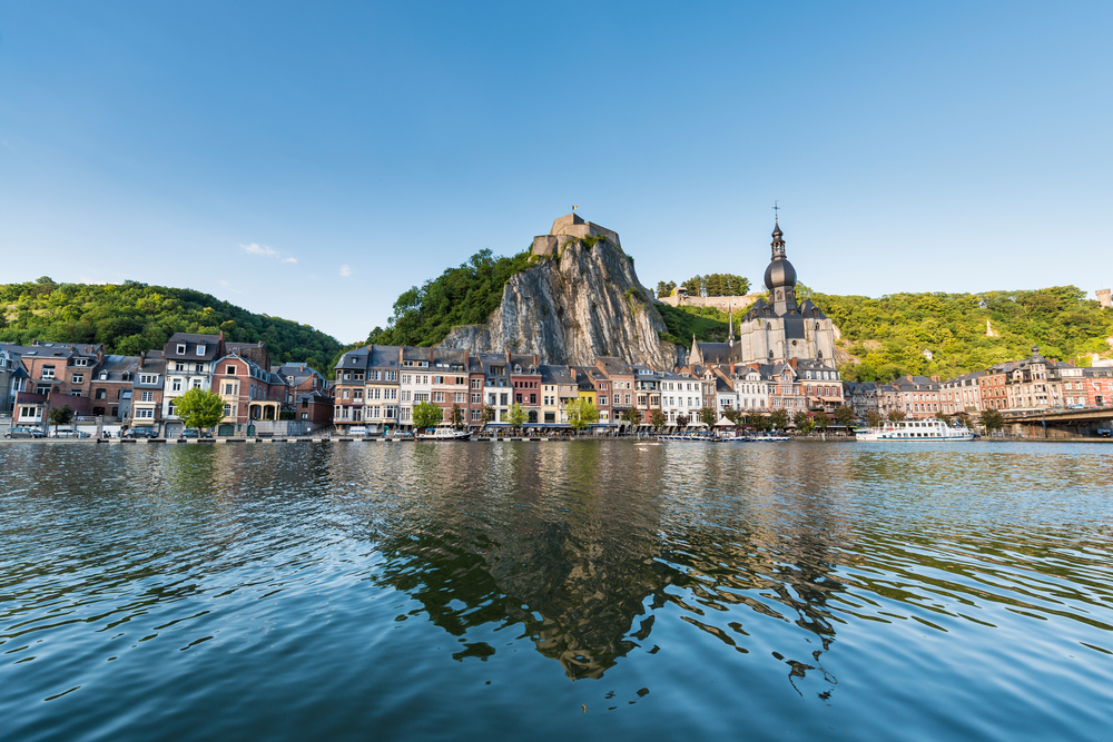 zicht op dinant in belgie