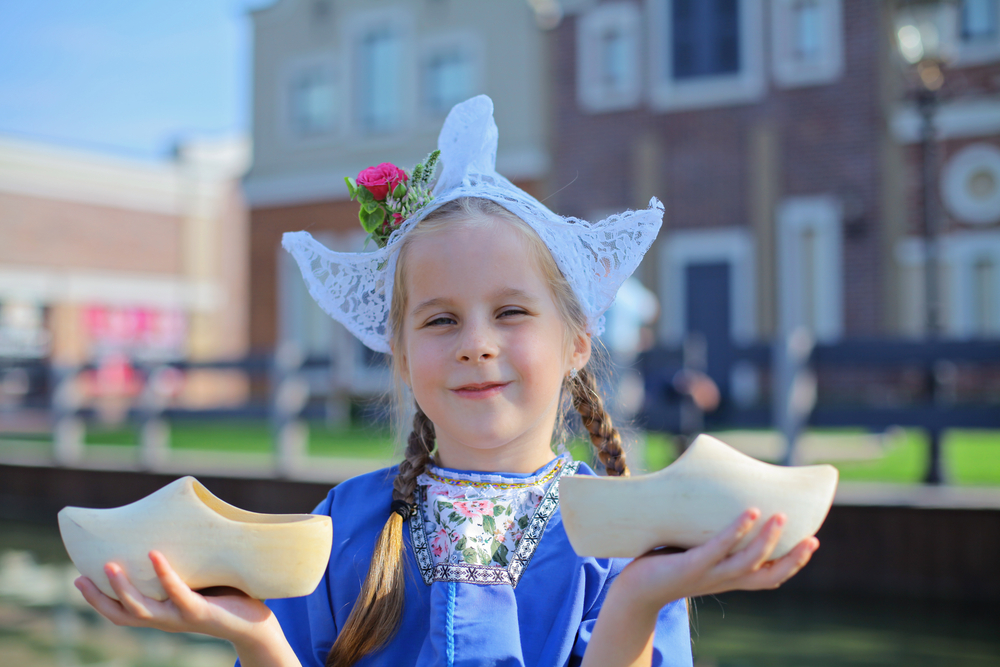 meisje in traditionele klederdracht