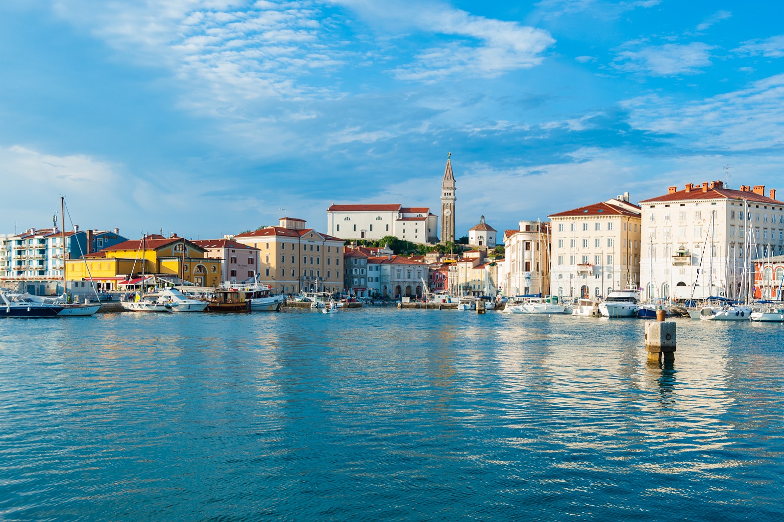 zicht op portoroz in slovenië