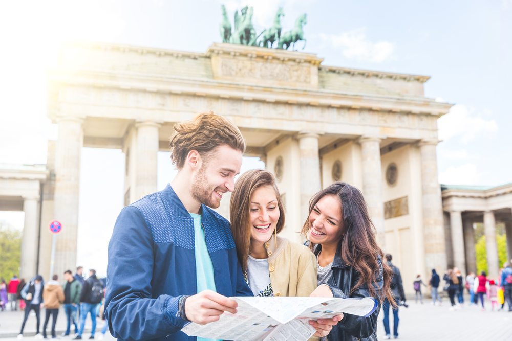 toeristen voor de brandenburger tor in berlijn