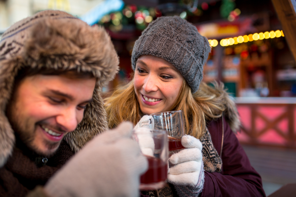 koppel op kerstmarkt met gluhwein