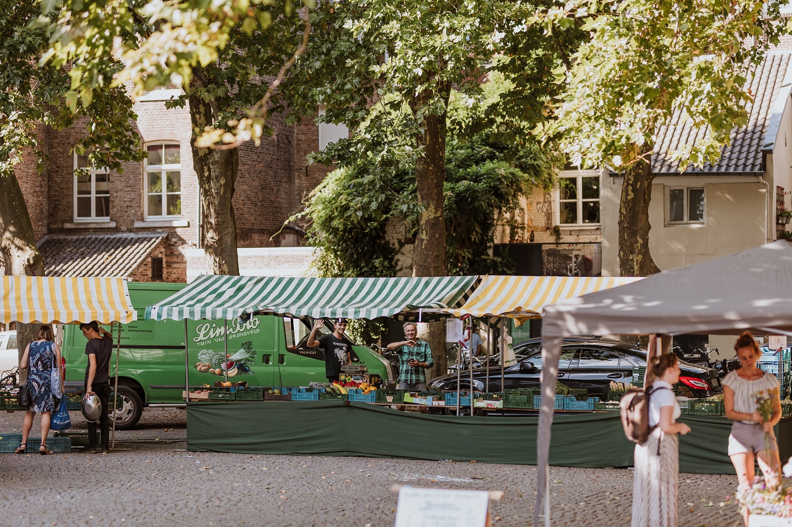 groenteboer op de markt in maastricht