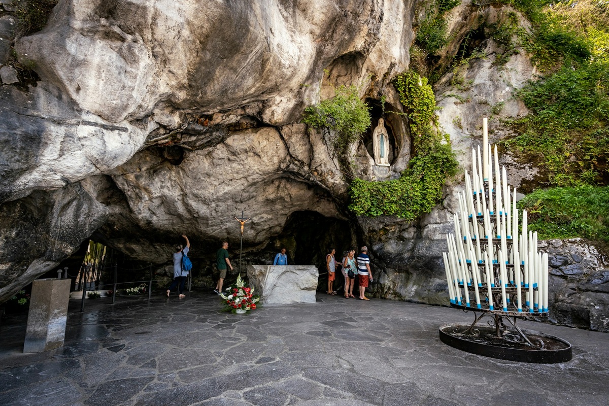 grot van lourdes met bedevaarders